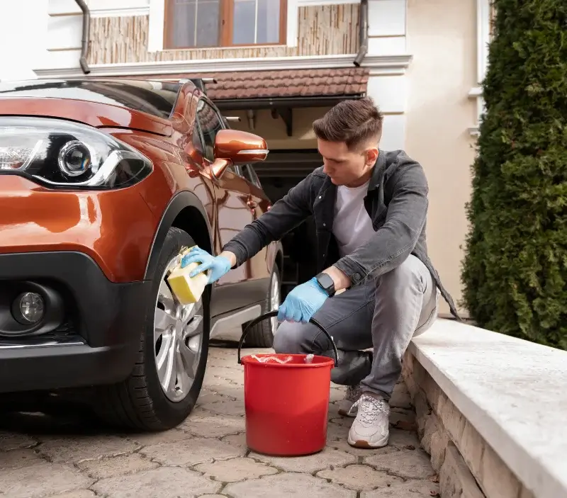 Lavage auto à domicile Ménesplet : professionnel intervenant sur un véhicule